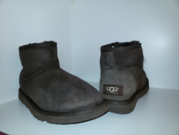 UGG scure mostrate dalla lavanderia