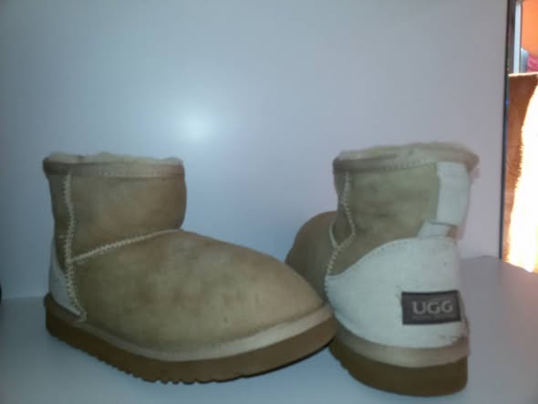 UGG chiare mostrate dalla lavanderia